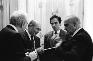 Il Presidente della Repubblica Francesco Cossiga riceve in udienza Ugo Vetere, ex sindaco di Roma, con il figlio Guido Vetere e Alessandro Voci, prefetto di Roma, per ricevere una medaglia d'argento al valor civile