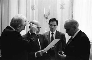 Il Presidente della Repubblica Francesco Cossiga riceve in udienza Ugo Vetere, ex sindaco di Roma, con il figlio Guido Vetere e Alessandro Voci, prefetto di Roma, per ricevere una medaglia d'argento al valor civile
