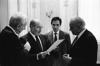 Il Presidente della Repubblica Francesco Cossiga riceve in udienza Ugo Vetere, ex sindaco di Roma, con il figlio Guido Vetere e Alessandro Voci, prefetto di Roma, per ricevere una medaglia d'argento al valor civile