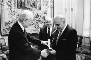 Il Presidente della Repubblica Francesco Cossiga riceve in udienza Ugo Vetere, ex sindaco di Roma, con il figlio Guido Vetere e Alessandro Voci, prefetto di Roma, per ricevere una medaglia d'argento al valor civile