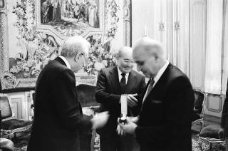 Il Presidente della Repubblica Francesco Cossiga riceve in udienza Ugo Vetere, ex sindaco di Roma, con il figlio Guido Vetere e Alessandro Voci, prefetto di Roma, per ricevere una medaglia d'argento al valor civile