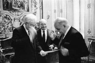 Il Presidente della Repubblica Francesco Cossiga riceve in udienza Ugo Vetere, ex sindaco di Roma, con il figlio Guido Vetere e Alessandro Voci, prefetto di Roma, per ricevere una medaglia d'argento al valor civile