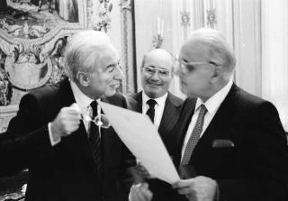 Il Presidente della Repubblica Francesco Cossiga riceve in udienza Ugo Vetere, ex sindaco di Roma, con il figlio Guido Vetere e Alessandro Voci, prefetto di Roma, per ricevere una medaglia d'argento al valor civile