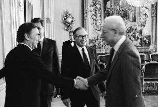 Il Presidente della Repubblica Francesco Cossiga incontra Cosimo Damiano Fonseca, rettore dell'Università degli studi della Basilicata, con un gruppo di laureati e i componenti del Senato Accademico dell'Ateneo