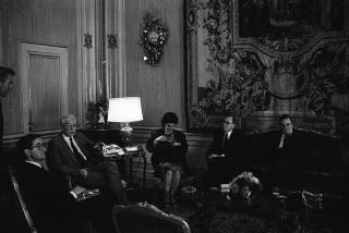Il Presidente della Repubblica Francesco Cossiga incontra Cosimo Damiano Fonseca, rettore dell'Università degli studi della Basilicata, con un gruppo di laureati e i componenti del Senato Accademico dell'Ateneo