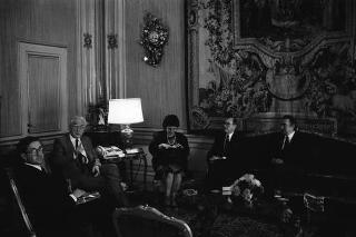Il Presidente della Repubblica Francesco Cossiga incontra Cosimo Damiano Fonseca, rettore dell'Università degli studi della Basilicata, con un gruppo di laureati e i componenti del Senato Accademico dell'Ateneo