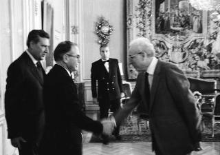 Il Presidente della Repubblica Francesco Cossiga incontra Cosimo Damiano Fonseca, rettore dell'Università degli studi della Basilicata, con un gruppo di laureati e i componenti del Senato Accademico dell'Ateneo