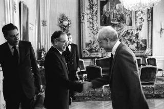 Il Presidente della Repubblica Francesco Cossiga incontra Cosimo Damiano Fonseca, rettore dell'Università degli studi della Basilicata, con un gruppo di laureati e i componenti del Senato Accademico dell'Ateneo