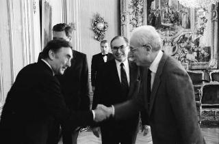 Il Presidente della Repubblica Francesco Cossiga incontra Cosimo Damiano Fonseca, rettore dell'Università degli studi della Basilicata, con un gruppo di laureati e i componenti del Senato Accademico dell'Ateneo