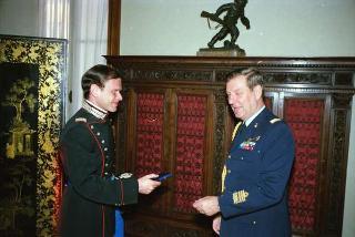 Il Presidente della Repubblica Francesco Cossiga riceve la visita del Capitano Paolo Galvaligi