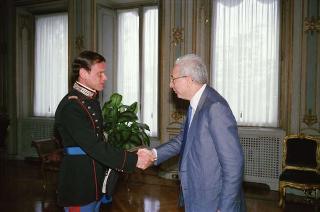 Il Presidente della Repubblica Francesco Cossiga riceve la visita del Capitano Paolo Galvaligi