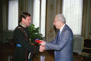 Il Presidente della Repubblica Francesco Cossiga riceve la visita del Capitano Paolo Galvaligi