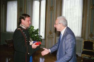 Il Presidente della Repubblica Francesco Cossiga riceve la visita del Capitano Paolo Galvaligi