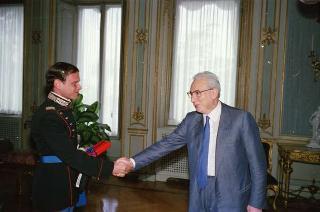 Il Presidente della Repubblica Francesco Cossiga riceve la visita del Capitano Paolo Galvaligi
