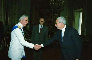 Il Presidente della Repubblica Francesco Cossiga riceve l'Ammiraglio di Squadra Luciano Monego, nuovo comandante in capo della Squadra navale e comandante dell'Area del Mediterraneo centrale