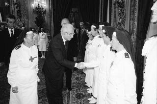 Il Presidente della Repubblica Francesco Cossiga riceve in udienza la Signora Carla Pulcinelli Cossu, ispettrice nazionale del Corpo delle infermiere volontarie della Croce Rossa Italiana, con Vittorino Carra, commissario straordinario della CRI