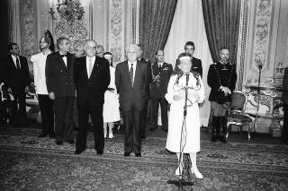 Il Presidente della Repubblica Francesco Cossiga riceve in udienza la Signora Carla Pulcinelli Cossu, ispettrice nazionale del Corpo delle infermiere volontarie della Croce Rossa Italiana, con Vittorino Carra, commissario straordinario della CRI