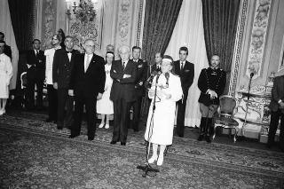 Il Presidente della Repubblica Francesco Cossiga riceve in udienza la Signora Carla Pulcinelli Cossu, ispettrice nazionale del Corpo delle infermiere volontarie della Croce Rossa Italiana, con Vittorino Carra, commissario straordinario della CRI
