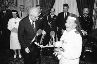Il Presidente della Repubblica Francesco Cossiga riceve in udienza la Signora Carla Pulcinelli Cossu, ispettrice nazionale del Corpo delle infermiere volontarie della Croce Rossa Italiana, con Vittorino Carra, commissario straordinario della CRI