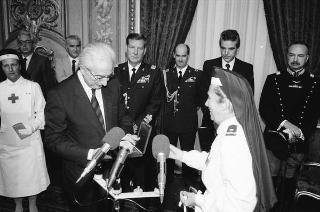 Il Presidente della Repubblica Francesco Cossiga riceve in udienza la Signora Carla Pulcinelli Cossu, ispettrice nazionale del Corpo delle infermiere volontarie della Croce Rossa Italiana, con Vittorino Carra, commissario straordinario della CRI