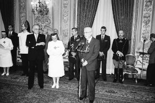 Il Presidente della Repubblica Francesco Cossiga riceve in udienza la Signora Carla Pulcinelli Cossu, ispettrice nazionale del Corpo delle infermiere volontarie della Croce Rossa Italiana, con Vittorino Carra, commissario straordinario della CRI
