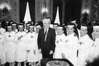 Il Presidente della Repubblica Francesco Cossiga riceve in udienza la Signora Carla Pulcinelli Cossu, ispettrice nazionale del Corpo delle infermiere volontarie della Croce Rossa Italiana, con Vittorino Carra, commissario straordinario della CRI