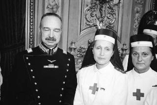 Il Presidente della Repubblica Francesco Cossiga riceve in udienza la Signora Carla Pulcinelli Cossu, ispettrice nazionale del Corpo delle infermiere volontarie della Croce Rossa Italiana, con Vittorino Carra, commissario straordinario della CRI
