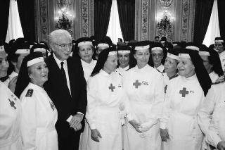 Il Presidente della Repubblica Francesco Cossiga riceve in udienza la Signora Carla Pulcinelli Cossu, ispettrice nazionale del Corpo delle infermiere volontarie della Croce Rossa Italiana, con Vittorino Carra, commissario straordinario della CRI