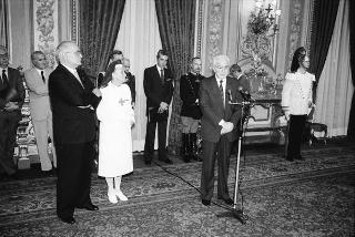 Il Presidente della Repubblica Francesco Cossiga riceve in udienza la Signora Carla Pulcinelli Cossu, ispettrice nazionale del Corpo delle infermiere volontarie della Croce Rossa Italiana, con Vittorino Carra, commissario straordinario della CRI