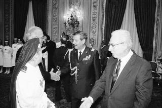 Il Presidente della Repubblica Francesco Cossiga riceve in udienza la Signora Carla Pulcinelli Cossu, ispettrice nazionale del Corpo delle infermiere volontarie della Croce Rossa Italiana, con Vittorino Carra, commissario straordinario della CRI