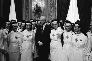 Il Presidente della Repubblica Francesco Cossiga riceve in udienza la Signora Carla Pulcinelli Cossu, ispettrice nazionale del Corpo delle infermiere volontarie della Croce Rossa Italiana, con Vittorino Carra, commissario straordinario della CRI