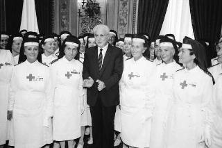 Il Presidente della Repubblica Francesco Cossiga riceve in udienza la Signora Carla Pulcinelli Cossu, ispettrice nazionale del Corpo delle infermiere volontarie della Croce Rossa Italiana, con Vittorino Carra, commissario straordinario della CRI
