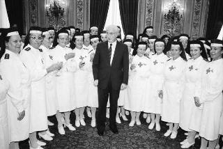Il Presidente della Repubblica Francesco Cossiga riceve in udienza la Signora Carla Pulcinelli Cossu, ispettrice nazionale del Corpo delle infermiere volontarie della Croce Rossa Italiana, con Vittorino Carra, commissario straordinario della CRI