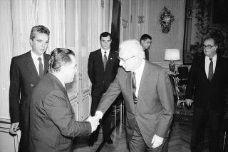 Il Presidente della Repubblica Francesco Cossiga riceve in udienza Pierluigi Angeli, presidente della Provincia Autonoma di Trento, con l'Ufficio di presidenza, la giuria e i vincitori del Premio internazionale "Trento" per il giornalismo e la comunicazione