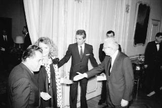 Il Presidente della Repubblica Francesco Cossiga riceve in udienza Pierluigi Angeli, presidente della Provincia Autonoma di Trento, con l'Ufficio di presidenza, la giuria e i vincitori del Premio internazionale "Trento" per il giornalismo e la comunicazione