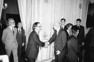 Il Presidente della Repubblica Francesco Cossiga riceve in udienza Pierluigi Angeli, presidente della Provincia Autonoma di Trento, con l'Ufficio di presidenza, la giuria e i vincitori del Premio internazionale "Trento" per il giornalismo e la comunicazione
