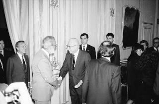Il Presidente della Repubblica Francesco Cossiga riceve in udienza Pierluigi Angeli, presidente della Provincia Autonoma di Trento, con l'Ufficio di presidenza, la giuria e i vincitori del Premio internazionale "Trento" per il giornalismo e la comunicazione