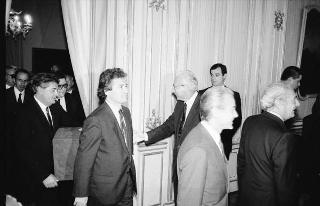 Il Presidente della Repubblica Francesco Cossiga riceve in udienza Pierluigi Angeli, presidente della Provincia Autonoma di Trento, con l'Ufficio di presidenza, la giuria e i vincitori del Premio internazionale "Trento" per il giornalismo e la comunicazione