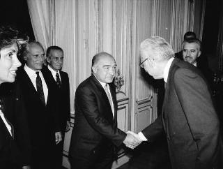 Il Presidente della Repubblica Francesco Cossiga riceve in udienza Pasquale Buccomino, editore della Nuova CEI Informatica, con i componenti della Direzione scientifica della casa Editrice, per presentare i primi due volumi dell'opera "Il Parlamento italiano 1861-1988"