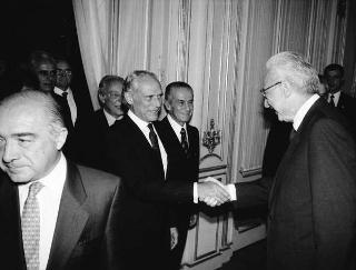 Il Presidente della Repubblica Francesco Cossiga riceve in udienza Pasquale Buccomino, editore della Nuova CEI Informatica, con i componenti della Direzione scientifica della casa Editrice, per presentare i primi due volumi dell'opera "Il Parlamento italiano 1861-1988"