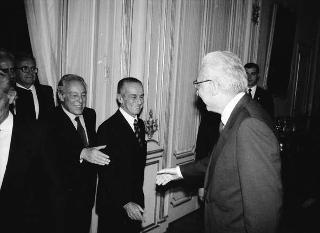 Il Presidente della Repubblica Francesco Cossiga riceve in udienza Pasquale Buccomino, editore della Nuova CEI Informatica, con i componenti della Direzione scientifica della casa Editrice, per presentare i primi due volumi dell'opera "Il Parlamento italiano 1861-1988"