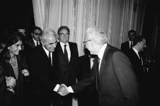 Il Presidente della Repubblica Francesco Cossiga riceve in udienza Pasquale Buccomino, editore della Nuova CEI Informatica, con i componenti della Direzione scientifica della casa Editrice, per presentare i primi due volumi dell'opera "Il Parlamento italiano 1861-1988"
