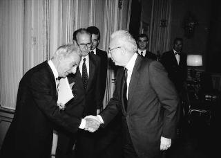 Il Presidente della Repubblica Francesco Cossiga riceve in udienza Pasquale Buccomino, editore della Nuova CEI Informatica, con i componenti della Direzione scientifica della casa Editrice, per presentare i primi due volumi dell'opera "Il Parlamento italiano 1861-1988"