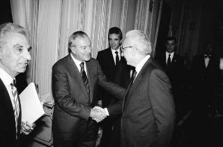 Il Presidente della Repubblica Francesco Cossiga riceve in udienza Pasquale Buccomino, editore della Nuova CEI Informatica, con i componenti della Direzione scientifica della casa Editrice, per presentare i primi due volumi dell'opera "Il Parlamento italiano 1861-1988"