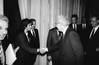 Il Presidente della Repubblica Francesco Cossiga riceve in udienza Pasquale Buccomino, editore della Nuova CEI Informatica, con i componenti della Direzione scientifica della casa Editrice, per presentare i primi due volumi dell'opera "Il Parlamento italiano 1861-1988"