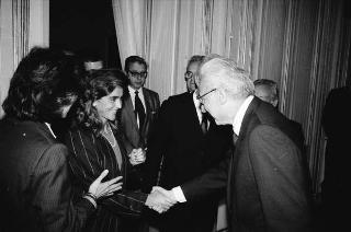 Il Presidente della Repubblica Francesco Cossiga riceve in udienza Pasquale Buccomino, editore della Nuova CEI Informatica, con i componenti della Direzione scientifica della casa Editrice, per presentare i primi due volumi dell'opera "Il Parlamento italiano 1861-1988"