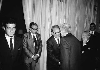 Il Presidente della Repubblica Francesco Cossiga riceve in udienza Pasquale Buccomino, editore della Nuova CEI Informatica, con i componenti della Direzione scientifica della casa Editrice, per presentare i primi due volumi dell'opera "Il Parlamento italiano 1861-1988"