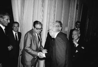 Il Presidente della Repubblica Francesco Cossiga riceve in udienza Pasquale Buccomino, editore della Nuova CEI Informatica, con i componenti della Direzione scientifica della casa Editrice, per presentare i primi due volumi dell'opera "Il Parlamento italiano 1861-1988"