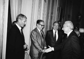Il Presidente della Repubblica Francesco Cossiga riceve in udienza Pasquale Buccomino, editore della Nuova CEI Informatica, con i componenti della Direzione scientifica della casa Editrice, per presentare i primi due volumi dell'opera "Il Parlamento italiano 1861-1988"