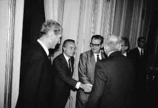 Il Presidente della Repubblica Francesco Cossiga riceve in udienza Pasquale Buccomino, editore della Nuova CEI Informatica, con i componenti della Direzione scientifica della casa Editrice, per presentare i primi due volumi dell'opera "Il Parlamento italiano 1861-1988"